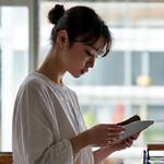 Tetsu no Ki若手職人、佐藤様の肖像。デザインスケッチを片手に、現代的な金属家具のモックアップを思案中。若々しさと創造性。