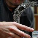 修復された金属家具を組み立て、最終調整している様子